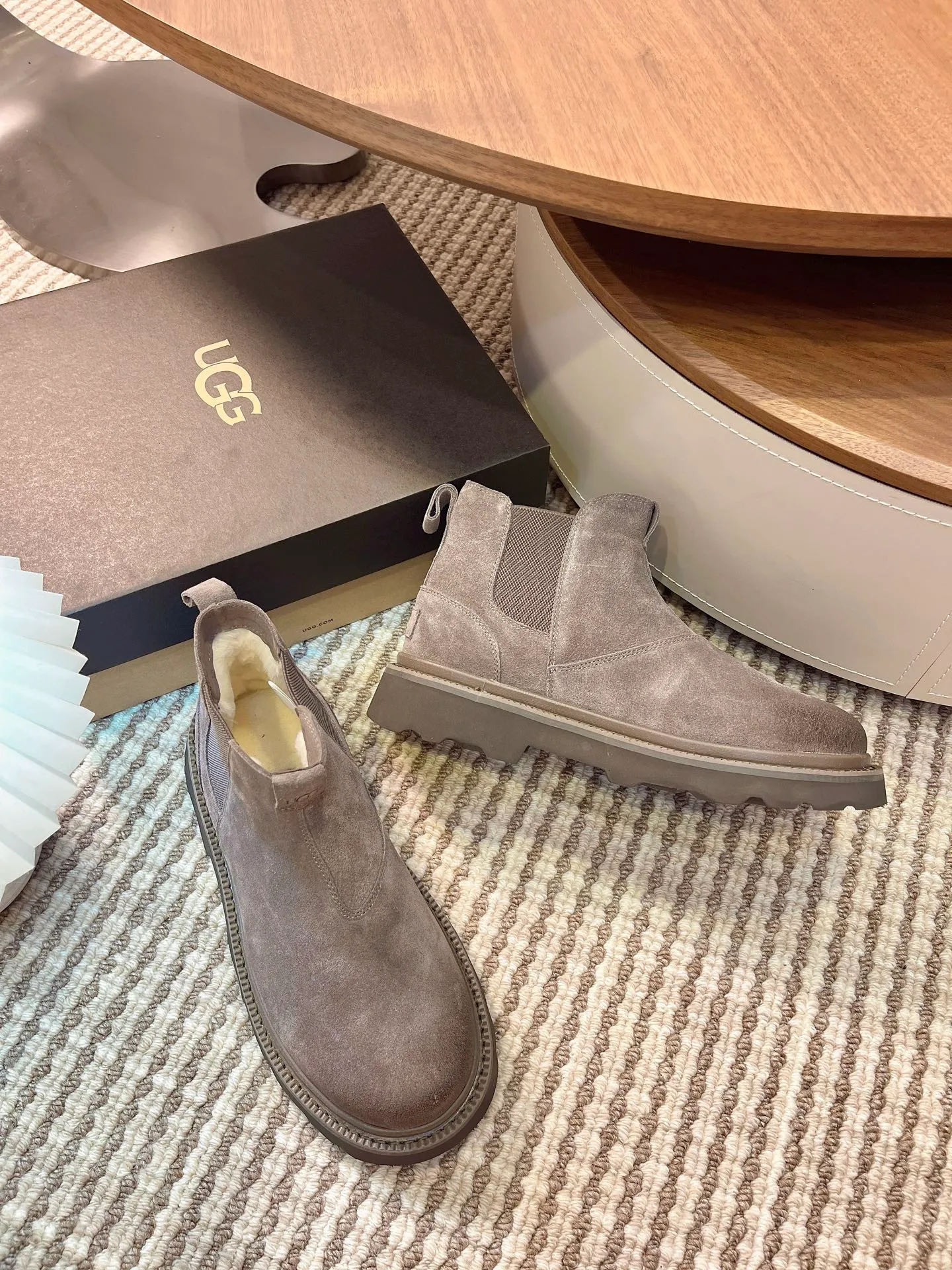 【UGG】 P: 600💰 Size: 40 to 44 (45 custom-made) 2025 new style 𝑼𝑮𝑮•Men's ◾️. Winter snow boots and fur shoes. The matching coefficient is also 100%. 💥Good-looking✨Fully fashionable and stylish when worn. 📈 Lager casual boots, lace-up style. The heels are decorated with hot embossed brand logos. Item No.: 1171113 Upper: high-quality cow suede Lining: sheepskin imported from Australia 🐑The inner lining is made of Australian lamb wool Outsole: EVA non-slip outsole.